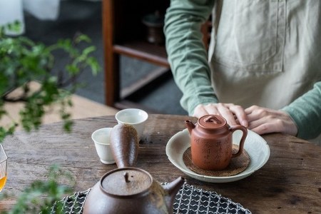 chinese-tea-set-on-wooden-table_700x467_600x400_450x300